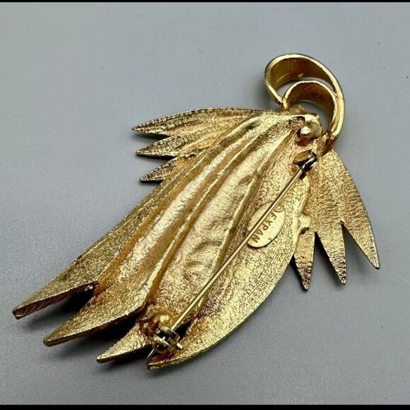 Elegant Gold Leaf Pendant - Picture 3 of 4